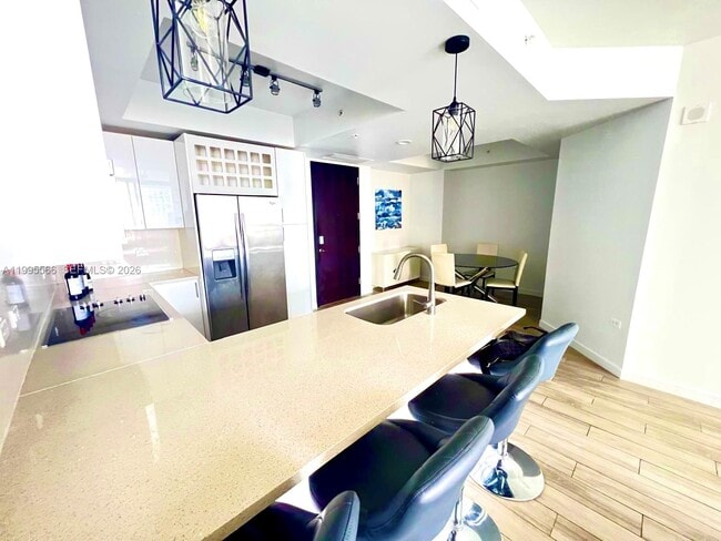 Building Photo - 999 SW 1st Ave