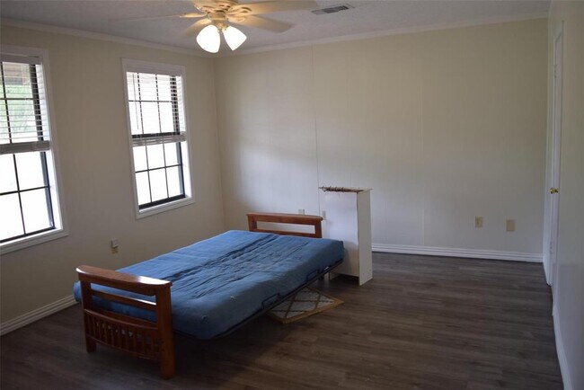 Building Photo - 500 Highcrest Dr