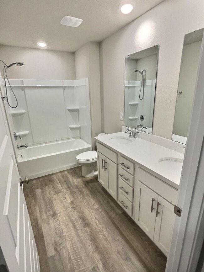 Building Photo - Large 4-bedroom home located in the South ...