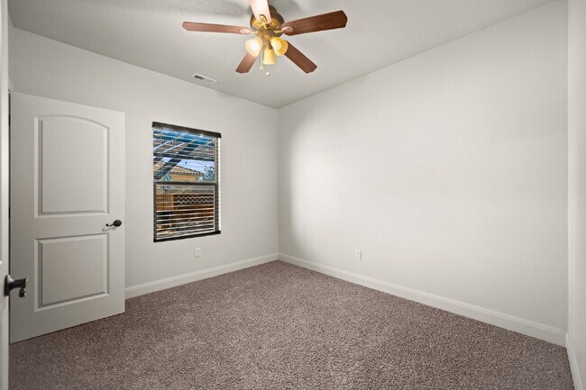 Building Photo - "Spacious 5-Bed Oasis with 3 Baths in Washington, UT – 3,171 Sq Ft of Comfort!"