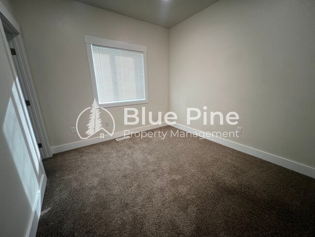 Building Photo - 323 Gladstone St