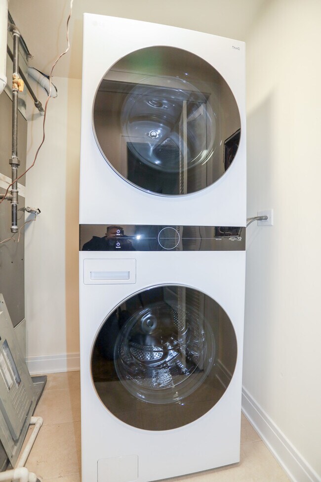 Building Photo - 2342 N Lawndale Ave