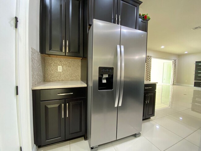 Building Photo - Exquisite 6-Bedroom Estate with Private Po...