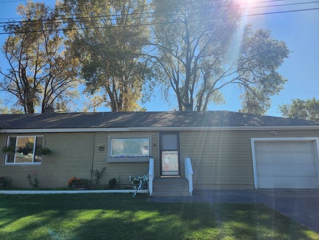 Building Photo - Naches WA 3 Br, 1 Ba, over-size garage.