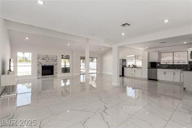 Primary Photo - 3826 S Edmond St