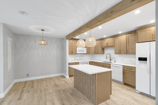 Building Photo - 1575 SW Silver Pine Way