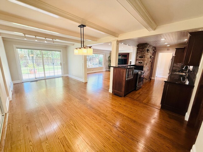 Building Photo - Wonderfully Updated 3 Bed 2 Bath Walnut Cr...