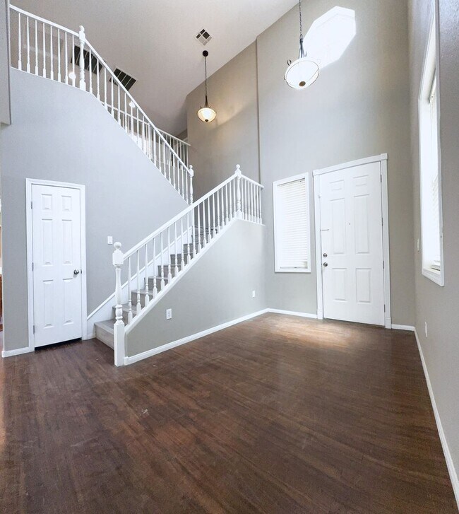 Building Photo - Vaulted Ceiling Home, Gated Community w/ P...