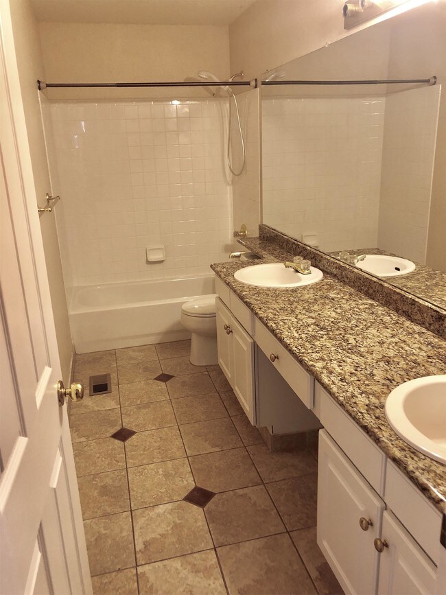 Building Photo - 2585 Clayton Cir