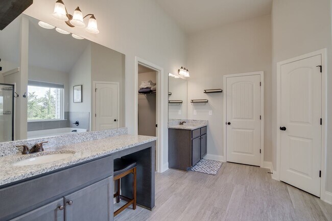 Building Photo - Available NOW MUST  see in McCoy's Creek