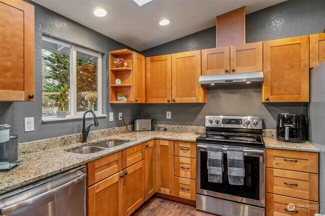 Building Photo - 1423 85th Dr NE