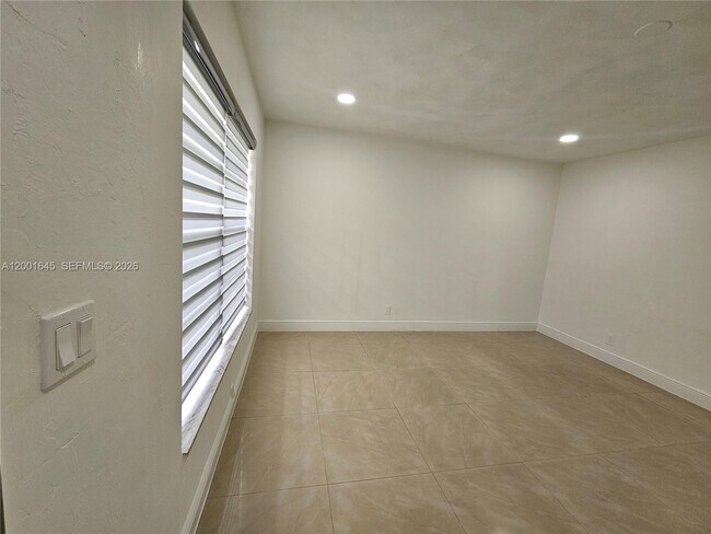 Building Photo - 700 NE 46th Ct