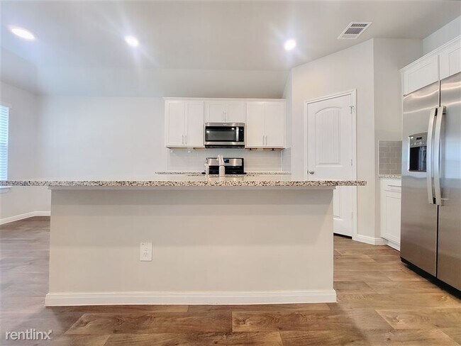 Building Photo - 125 Solitude Dr