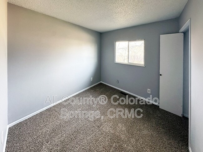 Building Photo - 6680 Parkridge Ct