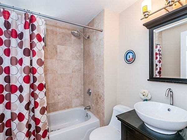 Building Photo - 154 Boylston St