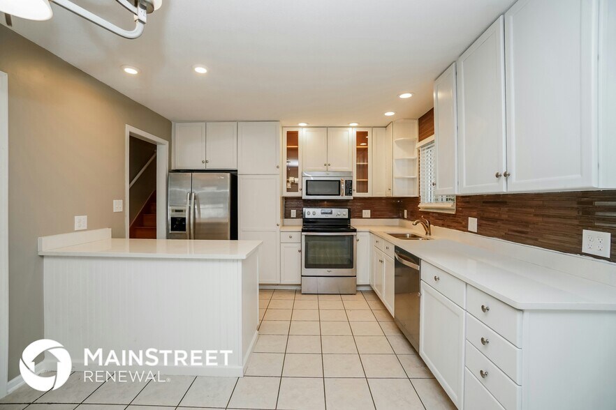 Building Photo - 171 Parkview Dr