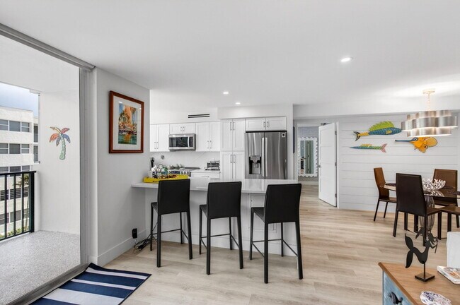 Building Photo - 1236 Hillsboro Mile