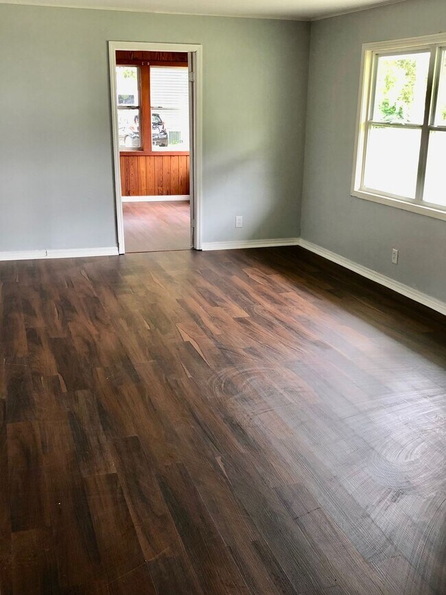 Building Photo - SPACIOUS Zephyrhills 4BR/1BA Home in the Heart of Downtown!