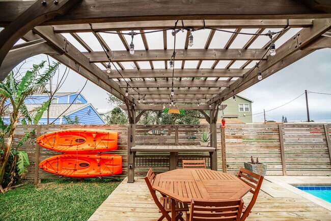 Building Photo - 343 Oleander St