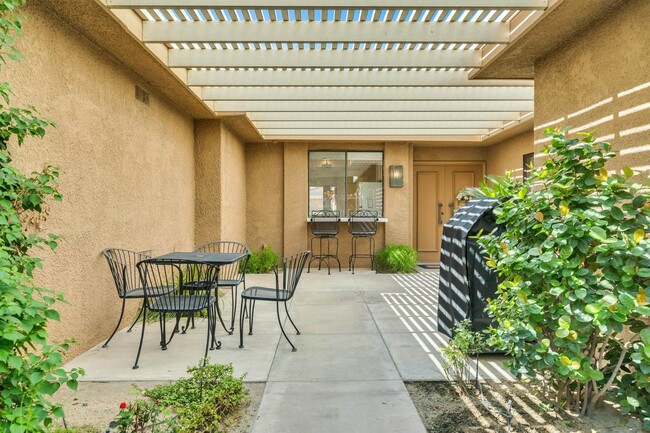 Private entry patio and grill - 72 Majorca Dr