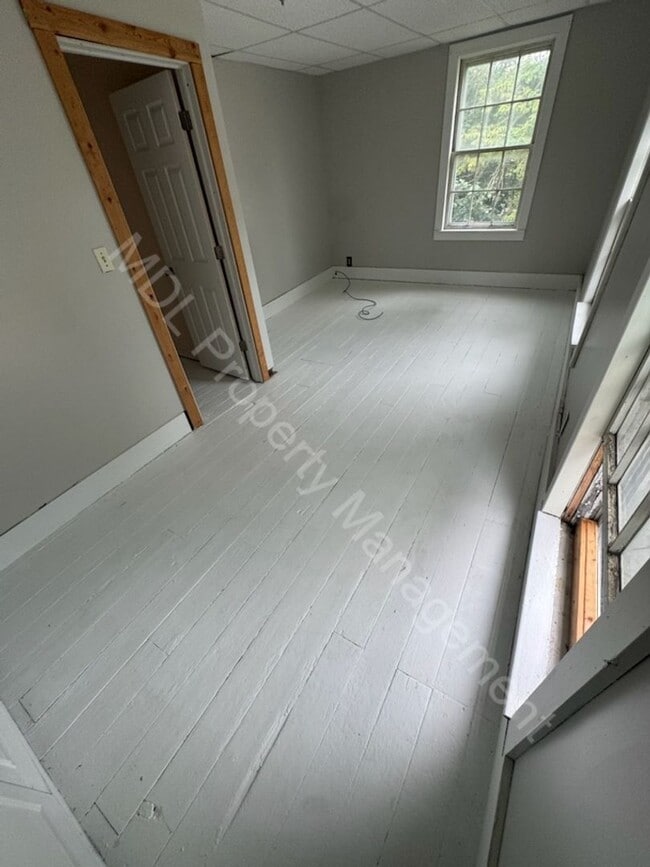 Building Photo - Large 4 bedroom 1 bath house