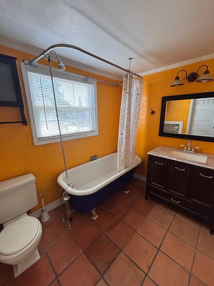 Upstairs Bathroom - 2428 N Dakota St