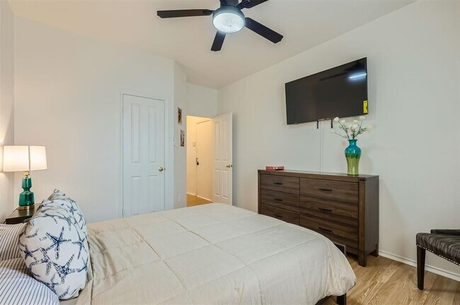 Building Photo - 1016 Thackeray Ln