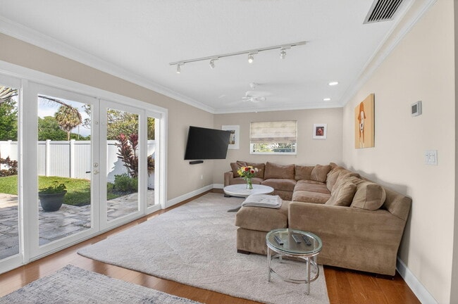 Building Photo - 1010 SW 2nd St