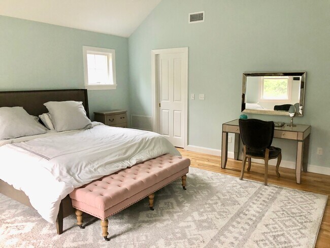 Building Photo - 10 Deer Path