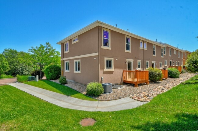 Building Photo - Updated end-unit townhouse for rent!