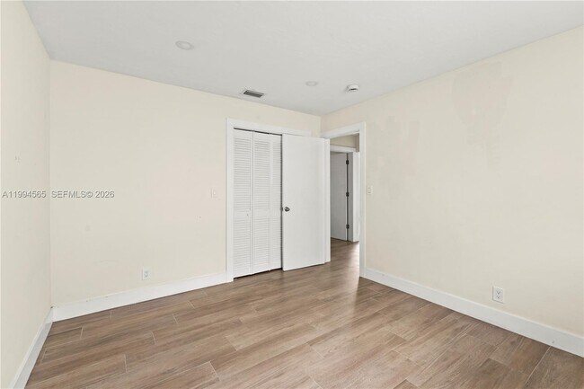 Building Photo - 6121 SW 40th Ct