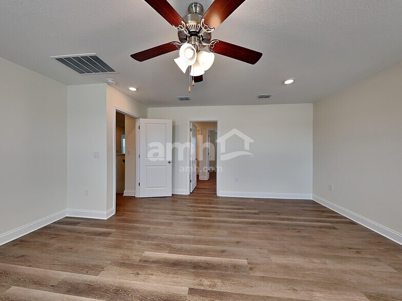 Building Photo - 3710 Lk Blf Lp