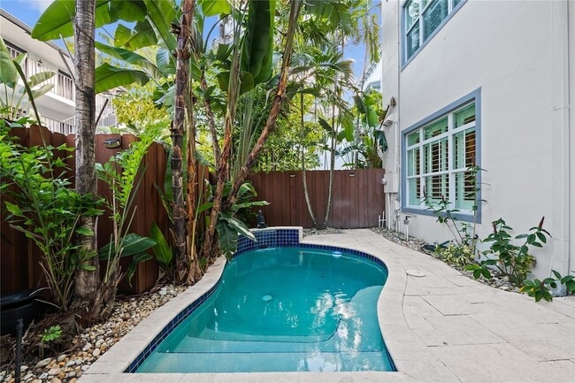 Building Photo - 218 NE 15th Ave