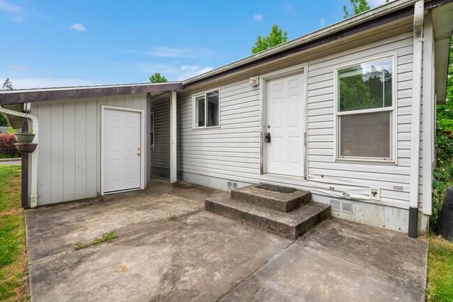 Building Photo - 3BR House Available in Pleasant Valley