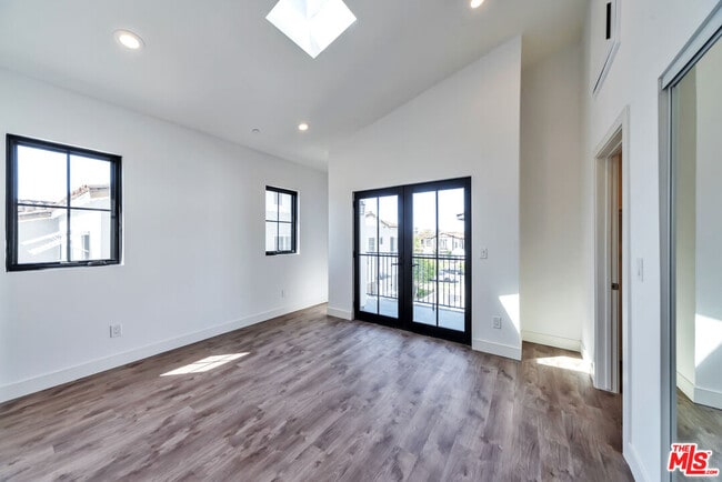 Building Photo - 1024 1/2 Masselin Ave