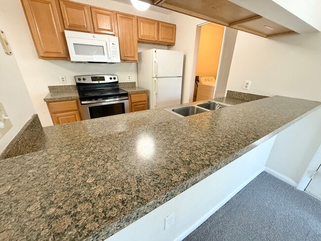 Building Photo - HURRY!!!***2 BED Condo/Downstairs unit/ W,S&T INCLUDED!!