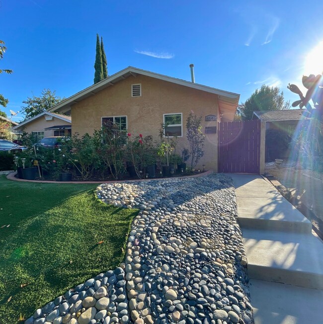 Charming and Inviting 1Bedroom ADU in Can... 8546 Owensmouth Ave Los
