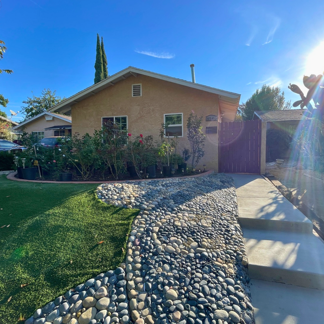 Building Photo - MOVE IN READY! Charming and Inviting 1-Bed...