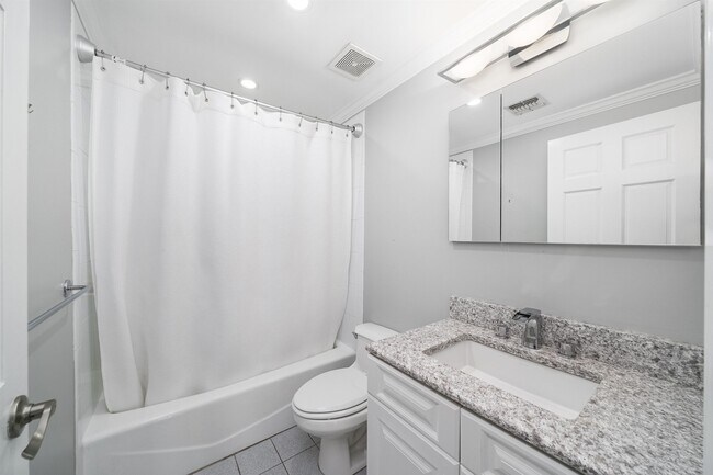 Building Photo - 452 2nd St