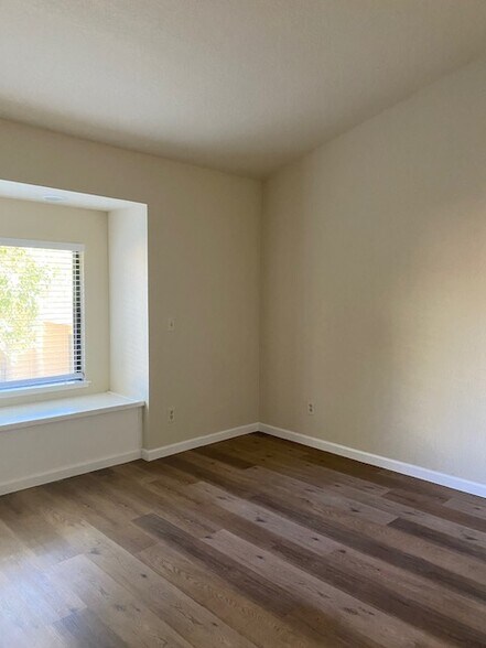 Building Photo - 1808 Woodlake Dr