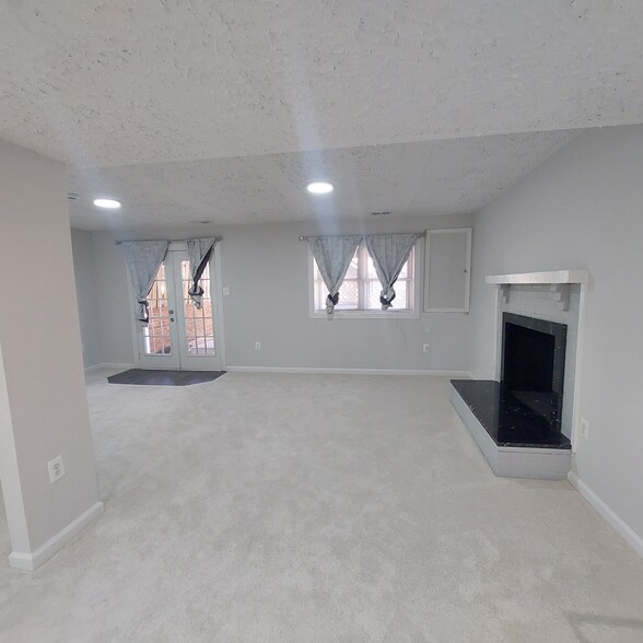 Private Living room/bedroom with its own entrance - 8527 Piney Point Ct