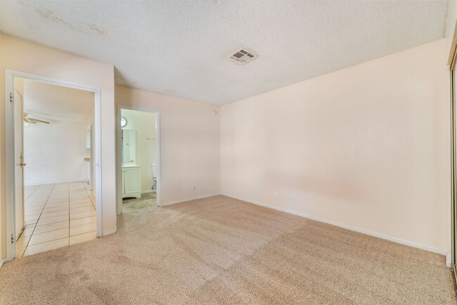 Building Photo - Spacious One-Bedroom Condo for Rent!