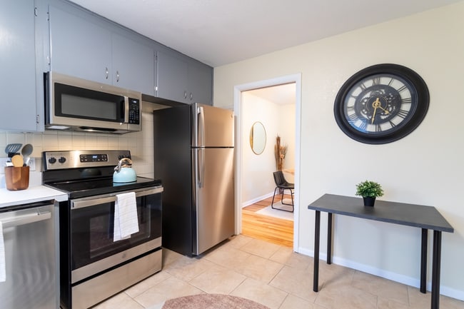 Building Photo - Spacious Updated Unit of Quadplex Available in Park Hill