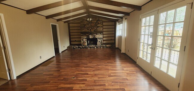 Building Photo - 209 Knoll Crest Dr