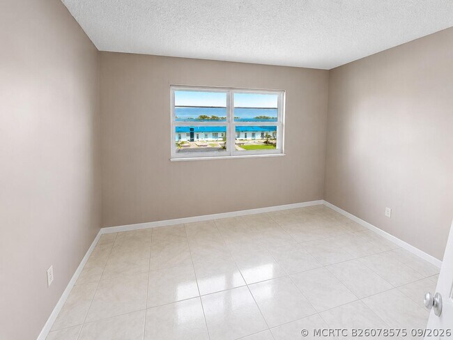 Building Photo - 1114 Lake Terrace