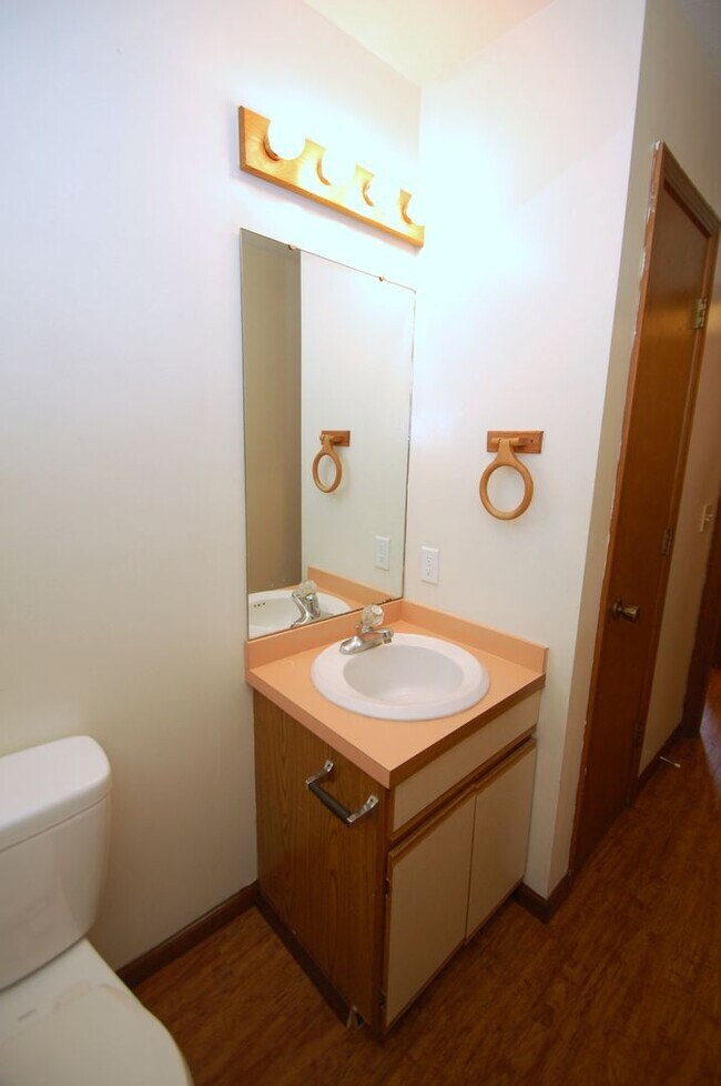 Building Photo - 517-E S Silverwood Lane