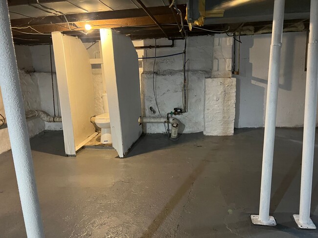 Building Photo - 1st FL BEDROOMS, 1ST FL LAUNDRY. MOVE-IN R...