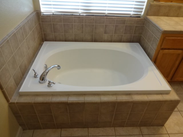 Building Photo - SINGLE STORY, 3 BEDROOM, 2 BATH, 2.5 CAR GARAGE, IN GATED COMMUNITY!