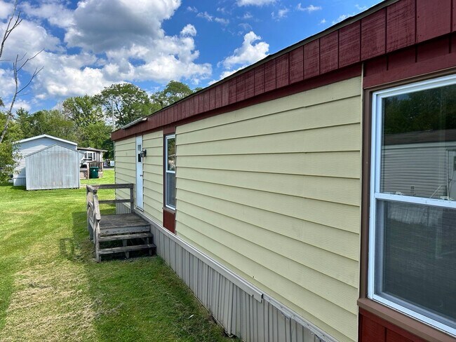 Building Photo - Thompsons Manor MHC