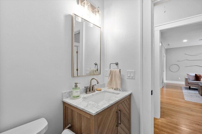 Building Photo - 420 E 6th Ave